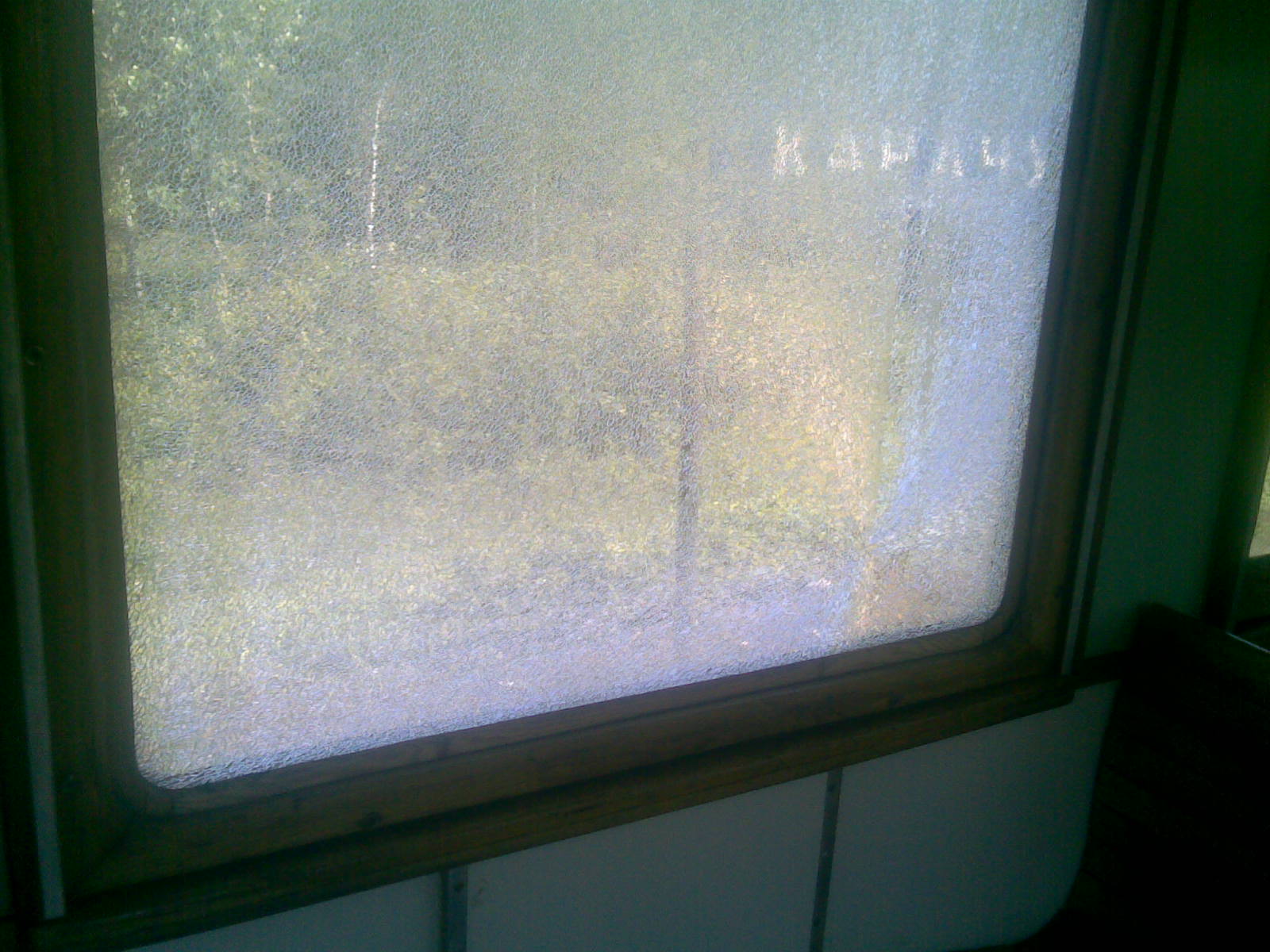 Разбитое окно поезда