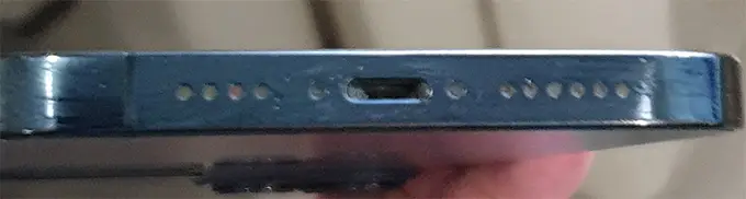 Загрязнённый разъем на телефоне