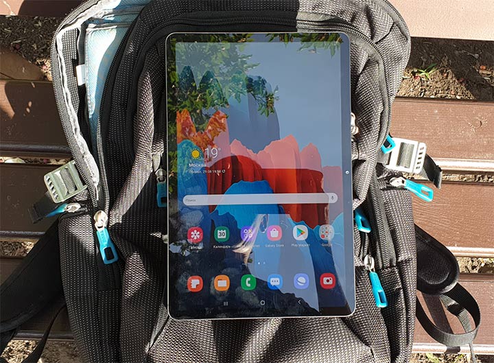 Экран Samsung Galaxy Tab S7 на солнце